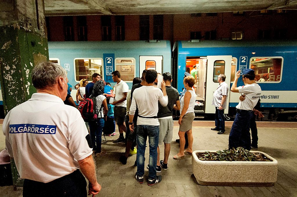Budapest, 2015. július 24. Migránsokat szállítanak le rendõrök egy Münchenbe tartó személyvonatról a gyõri vasútállomáson 2015. július 24-én hajnalban. MTI Fotó: Krizsán Csaba
