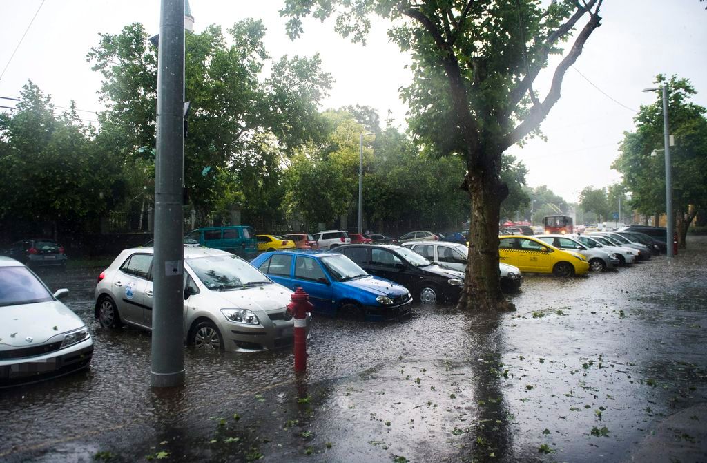 Budapest, 2015. június 9. Autók állnak az esõvízzel elárasztott budapesti Állatkerti körúton 2015. június 9-én. MTI Fotó: Illyés Tibor