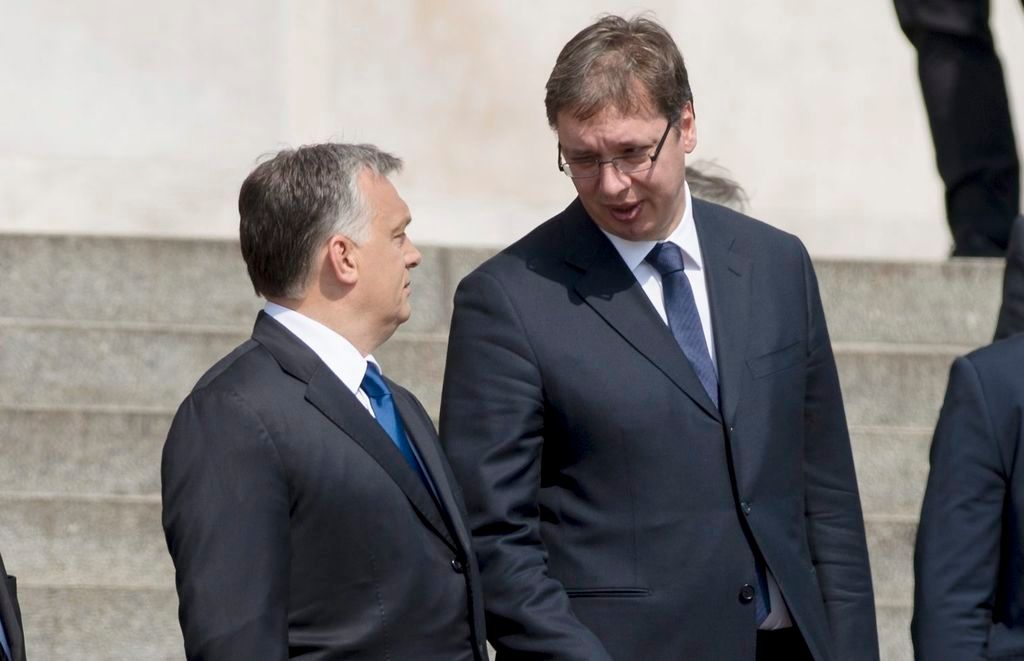 Budapest, 2015. július 1. Orbán Viktor miniszterelnök (b4) és Aleksandar Vucic szerb miniszterelnök (b5) a Parlament fõlépcsõjénél 2015. július 1-jén. Balról Gottfried Péter, a kormányfõ külpolitikai tanácsadója (b) és  Kovács Zoltán kormányszóvivõ (b2). MTI Fotó: Koszticsák Szilárd