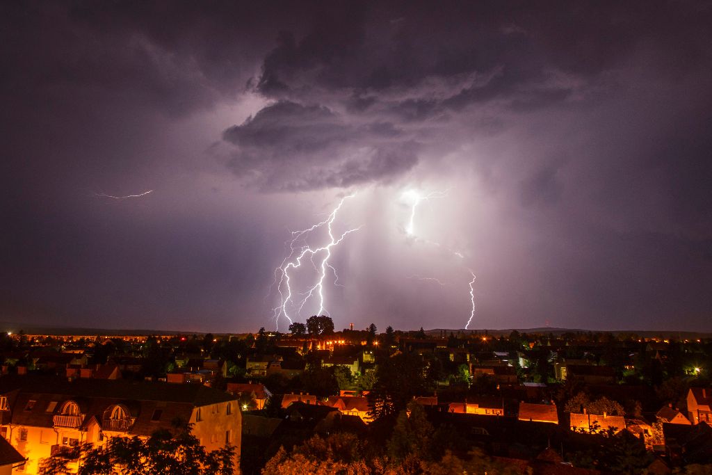 Nagykanizsa, 2015. június 15.  Villámlás Nagykanizsa felett 2015. június 14-én este. A várható heves zivatarok veszélye miatt Baranya, Bács-Kiskun, Fejér, Somogy, Tolna, Veszprém, Zala megyére másodfokú figyelmeztetést adott ki az Országos Meteorológiai Szolgálat. MTI Fotó: Varga György
