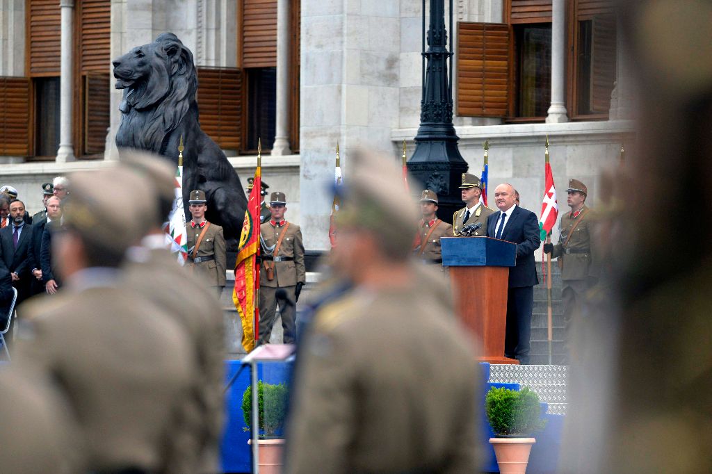 Budapest, 2015. augusztus 20. Hende Csaba honvédelmi miniszter mond beszédet a tisztavatáson, az augusztus 20-i nemzeti ünnepen a budapesti Kossuth téren 2015. augusztus 20-án, az állami ünnepségen. Augusztus 20. az egyik legrégibb magyar ünnepnap: Szent István király napja, a keresztény magyar államalapítás, a magyar állam ezeréves folytonosságának emléknapja. Egyben az új kenyér ünnepe is. MTI Fotó: Koszticsák Szilárd