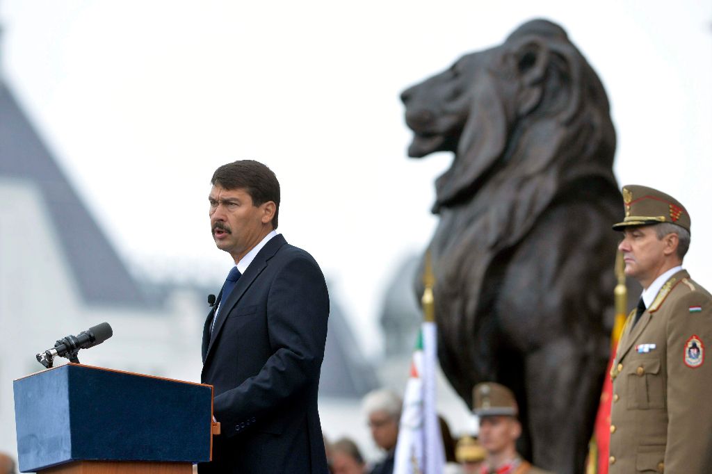 Budapest, 2015. augusztus 20. Áder János köztársasági elnök mond beszédet a tisztavatáson, az augusztus 20-i nemzeti ünnepen a budapesti Kossuth téren 2015. augusztus 20-án, az állami ünnepségen. Mögötte Benkõ Tibor vezérezredes, vezérkari fõnök. Augusztus 20. az egyik legrégibb magyar ünnepnap: Szent István király napja, a keresztény magyar államalapítás, a magyar állam ezeréves folytonosságának emléknapja. Egyben az új kenyér ünnepe is. MTI Fotó: Koszticsák Szilárd