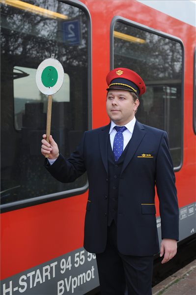 A MÁV által 2015. augusztus 24-én közreadott képen a vasúttársaság új egyenruhája látható egy munkatársukon. Nettó közel egymilliárd forintért rendelt új egyenruhát a MÁV a formaruha viselésére jogosult, illetve kötelezett dolgozóinak. Az első ruhákat már szeptemberben megkapja a MÁV, az utolsó kollekciót pedig legkésőbb 2018. január 1-jéig. MTI Fotó: MÁV
