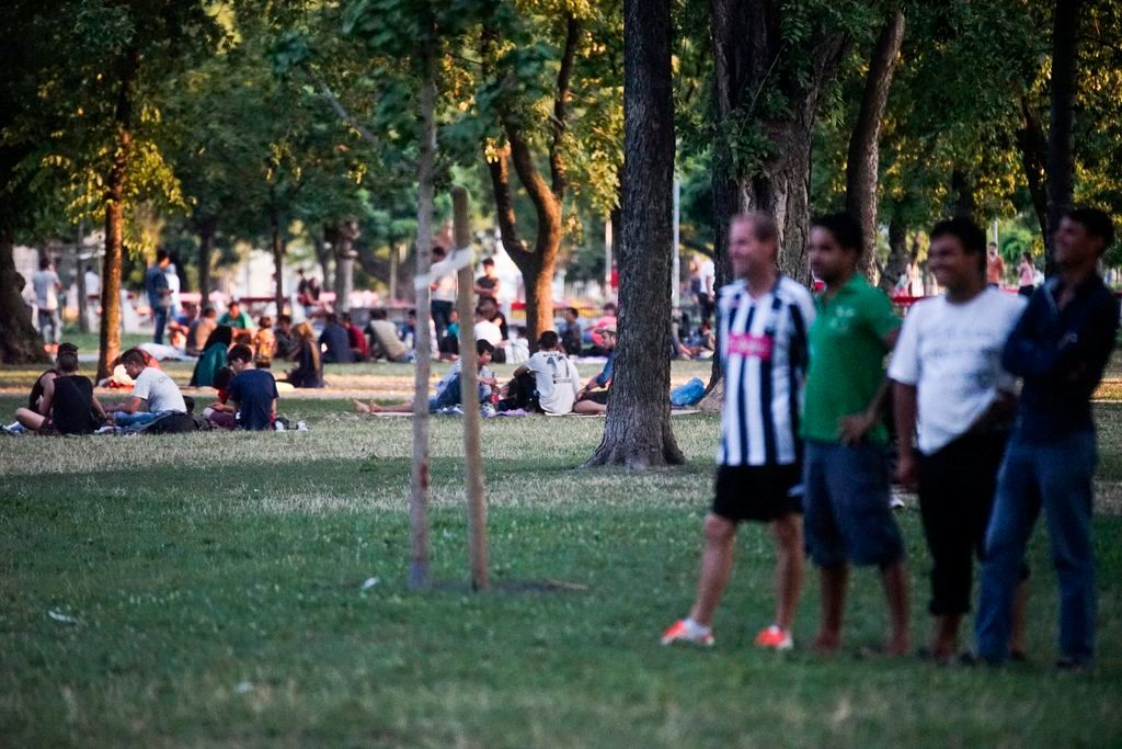 Budapest, 2015. augusztus 4. Illegális bevándorlók várakoznak a fõváros VIII. kerületében, a II. János Pál pápa téren 2015. augusztus 4-én. MTI Fotó: Balogh Zoltán