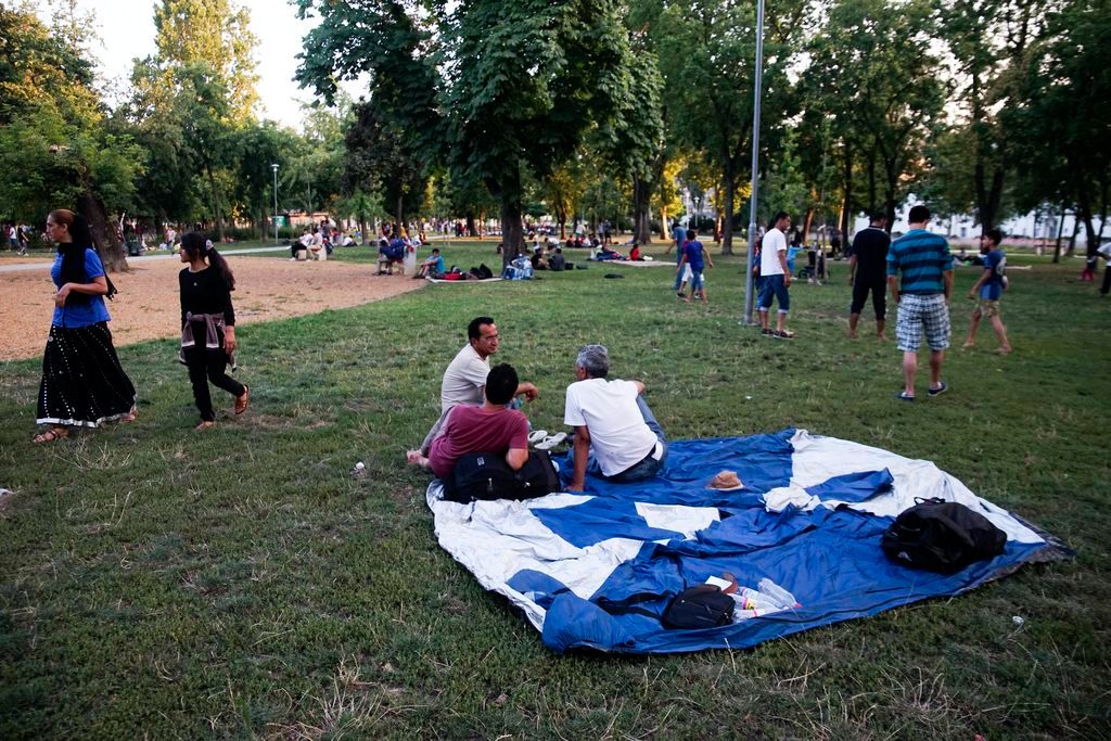 Budapest, 2015. augusztus 4. Illegális bevándorlók várakoznak a fõváros VIII. kerületében, a II. János Pál pápa téren 2015. augusztus 4-én. MTI Fotó: Balogh Zoltán