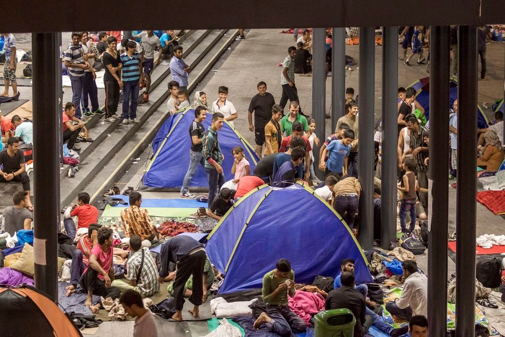 Budapest, 2015. augusztus 30. Migránsok a Keleti pályaudvarnál kialakított tranzitállomáson 2015. augusztus 29-én este. MTI Fotó: Szigetváry Zsolt