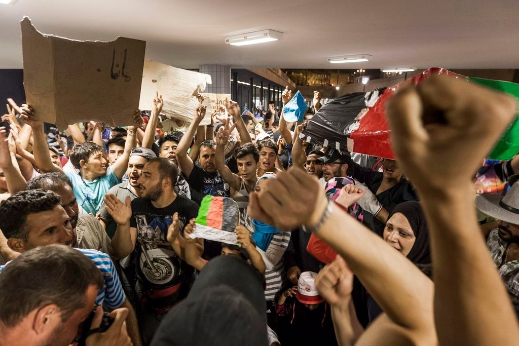 Budapest, 2015. augusztus 30. Migránsok tüntetnek a Keleti pályaudvarnál kialakított tranzitállomáson 2015. augusztus 29-én este. MTI Fotó: Szigetváry Zsolt