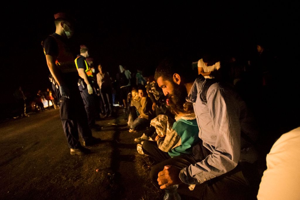 Röszke, 2015. augusztus 26. Migránsok a Röszke melletti vasúti átjárónál a magyar-szerb határon 2015. augusztus 26-ra virradó éjjel. MTI Fotó: Balogh Zoltán