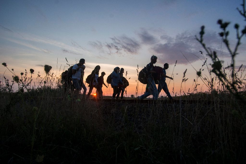 Röszke, 2015. augusztus 26. Migránsok a Röszke melletti vasúti átjárónál a magyar-szerb határon 2015. augusztus 25-én este. MTI Fotó: Balogh Zoltán