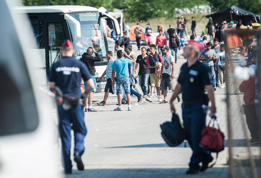 Röszke, 2015. augusztus 27. Migránsok a zöldhatáron elfogott menekültek számára kialakított hangárnál Röszkén 2015. augusztus 27-én. MTI Fotó: Ujvári Sándor