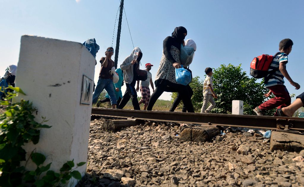 Röszke, 2015. augusztus 30. Migránsok a Röszke melletti vasúti átjárónál, a magyar-szerb határon 2015. augusztus 30-án reggel. MTI Fotó: Máthé Zoltán