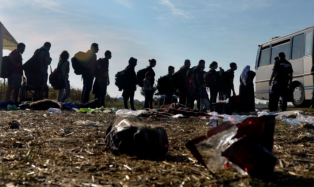 Röszke, 2015. augusztus 30. Migránsok állnak sorban egy autóbusz elõtt egy gyûjtõpontnál Röszke külterületén 2015. augusztus 30-án. MTI Fotó: Máthé Zoltán