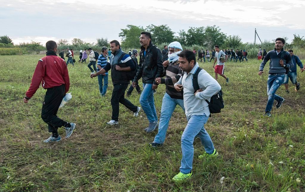 Röszke, 2015. augusztus 25. Migránsok a Röszke melletti vasúti átjárónál a magyar-szerb határon 2015. augusztus 25-én reggel. MTI Fotó: Ujvári Sándor