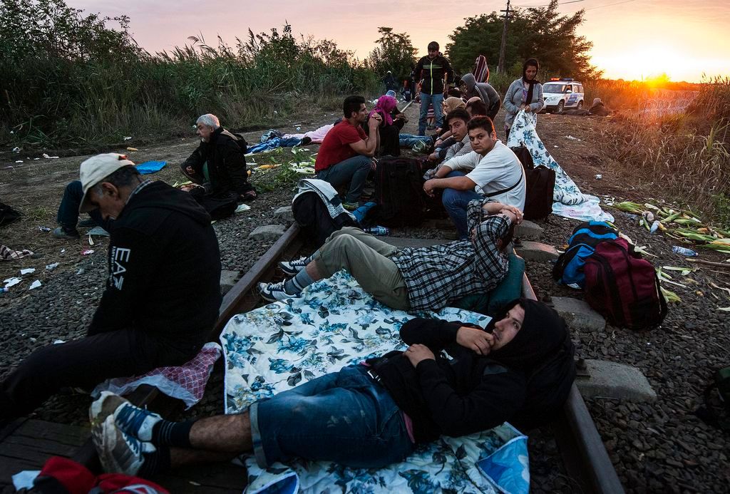 Röszke, 2015. augusztus 25. Migránsok a Röszke melletti vasúti átjárónál a magyar-szerb határon 2015. augusztus 25-én reggel. MTI Fotó: Ujvári Sándor