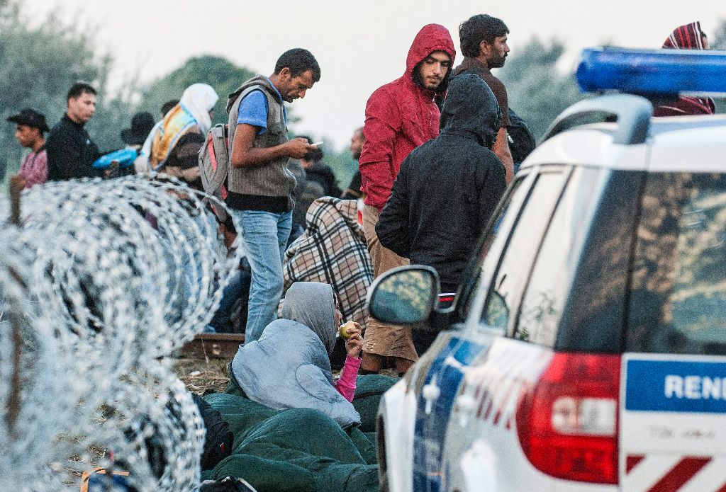 Röszke, 2015. augusztus 25. Migránsok a Röszke melletti vasúti átjárónál a magyar-szerb határon 2015. augusztus 25-én reggel. MTI Fotó: Ujvári Sándor