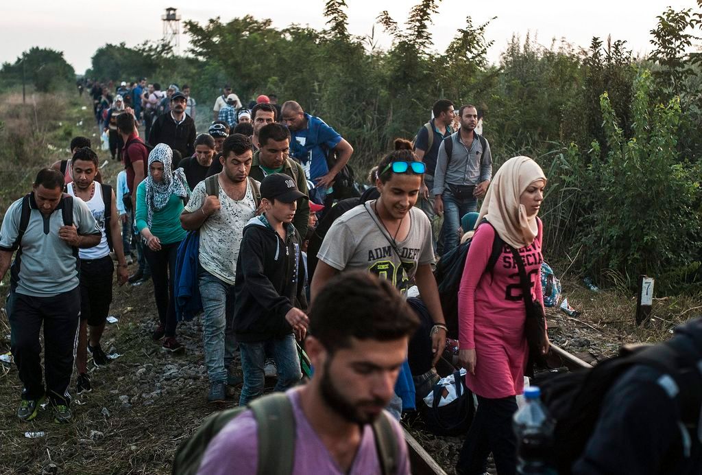 Röszke, 2015. augusztus 25. Illegális bevándorlók a Röszke melletti vasúti átjárónál, a magyar-szerb határon 2015. augusztus 25-én. MTI Fotó: Ujvári Sándor