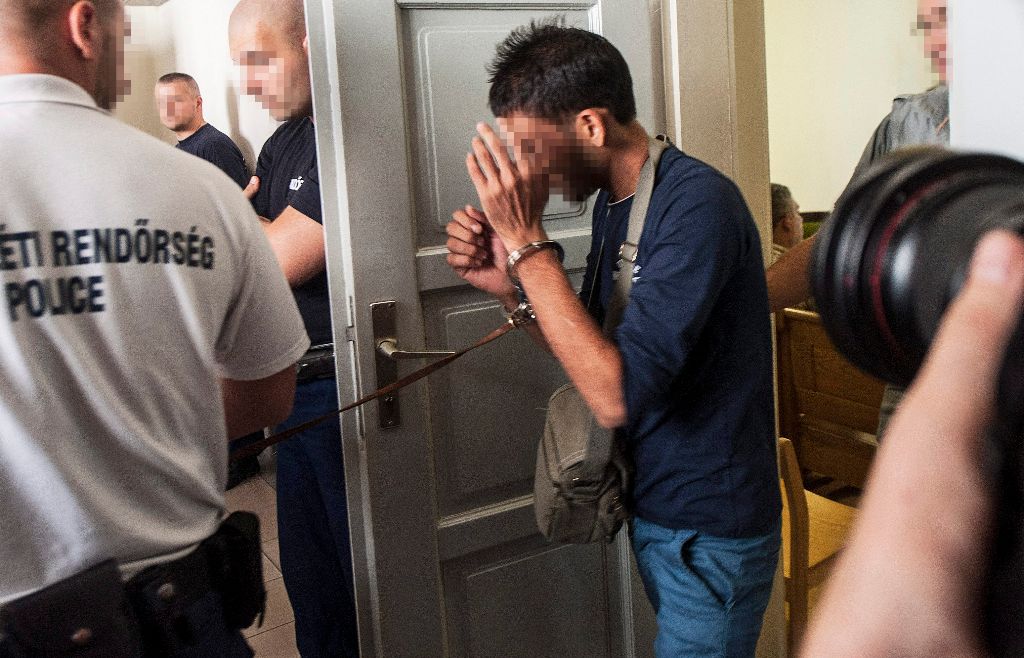 Kecskemét, 2015. augusztus 29. Az ausztriai A4 autópályán hagyott autóban 71 menekült halálát okozó bûncselekménnyel összefüggésben õrizetbe vett egyik gyanúsítottat vezetik elõ az elõzetes letartóztatásról döntõ tárgyalásra a Kecskeméti Járási Bíróságon 2015. augusztus 29-én. A Kecskeméti Járási Ügyészség minõsített embercsempészés bûntette miatt indítványozta a bûncselekménnyel összefüggésben õrizetbe vett három bolgár és egy afgán embercsempész elõzetes letartóztatását. MTI Fotó: Ujvári Sándor