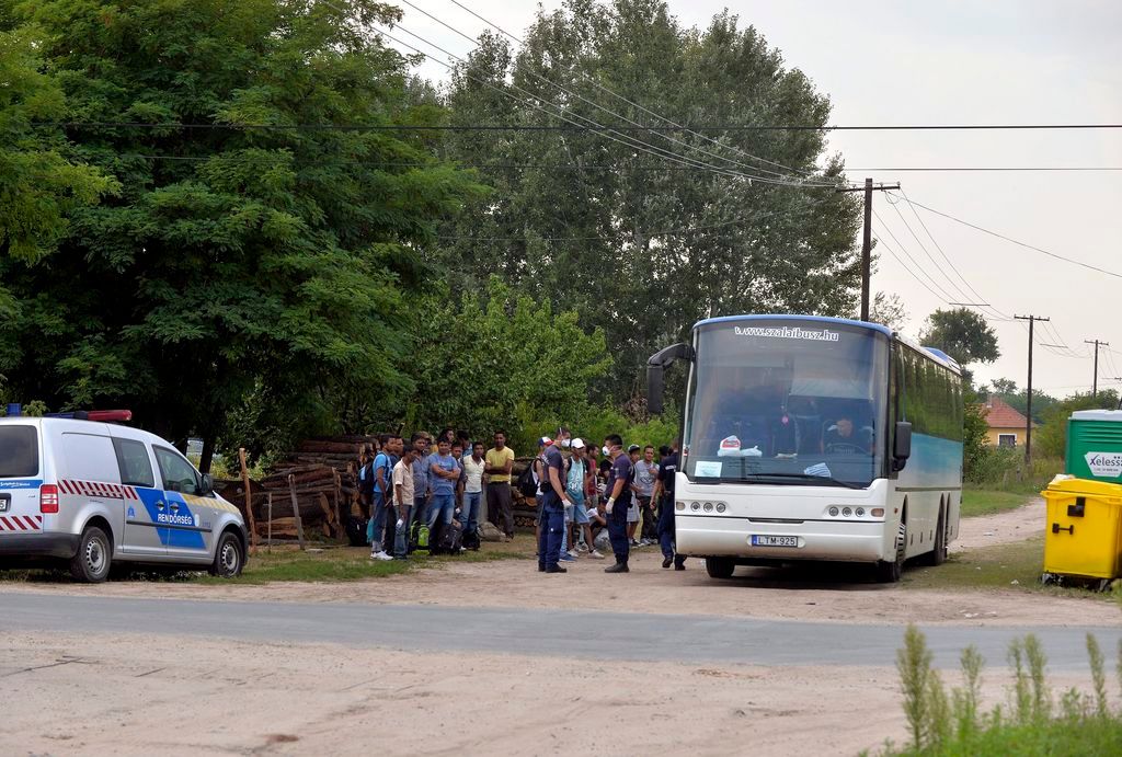Ásotthalom, 2015. augusztus 5. Illegális bevándorlókat szállít el a rendõrség különbusszal az Ásotthalom határában lévõ gyûjtõpontból 2015. augusztus 5-én. MTI Fotó: Máthé Zoltán