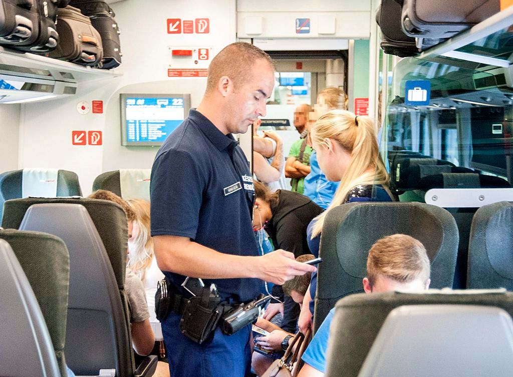 Gyõr, 2015. július 31. Magyar rendõr a Budapestrõl Frankfurtba tartó vonaton a gyõri vasúti pályaudvaron 2015. július 31-én. Osztrák és magyar rendõrök illegális bevándorlókat keresve közösen ellenõrzik a Magyarországról Ausztriába tartó vonatokat. MTI Fotó: Krizsán Csaba