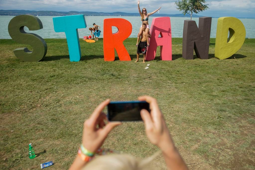 Zamárdi, 2015. augusztus 19. A Strand és a B.my.lake Fesztivál résztvevõi fényképezik egymást Zamárdiban 2015. augusztus 19-én. MTI Fotó: Balogh Zoltán