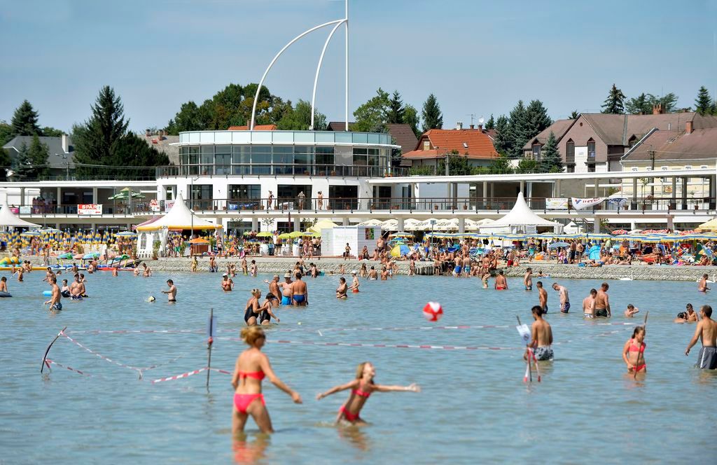 Velence, 2015. augusztus 1. Fürdõzõk a Velencei-tóban a Velence Korzó szabadstrandon 2015 augusztus 1-jén. A szakhatóságok megállapították, hogy a tó partján három úgynevezett szabadstrand, vagyis természetes fürdõhely nem rendelkezik engedéllyel. A Fejér Megyei Kormányhivatal e három fürdõhely mûködtetését felfüggesztette. A tó partján tíz kijelölt, engedéllyel rendelkezõ fürdõhely mûködik, köztük a Velence Korzó szabadstrand. MTI Fotó: Máthé Zoltán