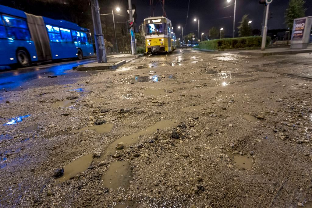 Budapest, 2015. augusztus 17. A viharban a Gellért-hegyrõl lemosott törmelék miatt járhatatlanná vált villamossín a Szent Gellért téren 2015. augusztus 17-én. Egy óra alatt több esõ esett a fõváros belsõ részén, mint az augusztusi havi átlag. MTI Fotó: Szigetváry Zsolt
