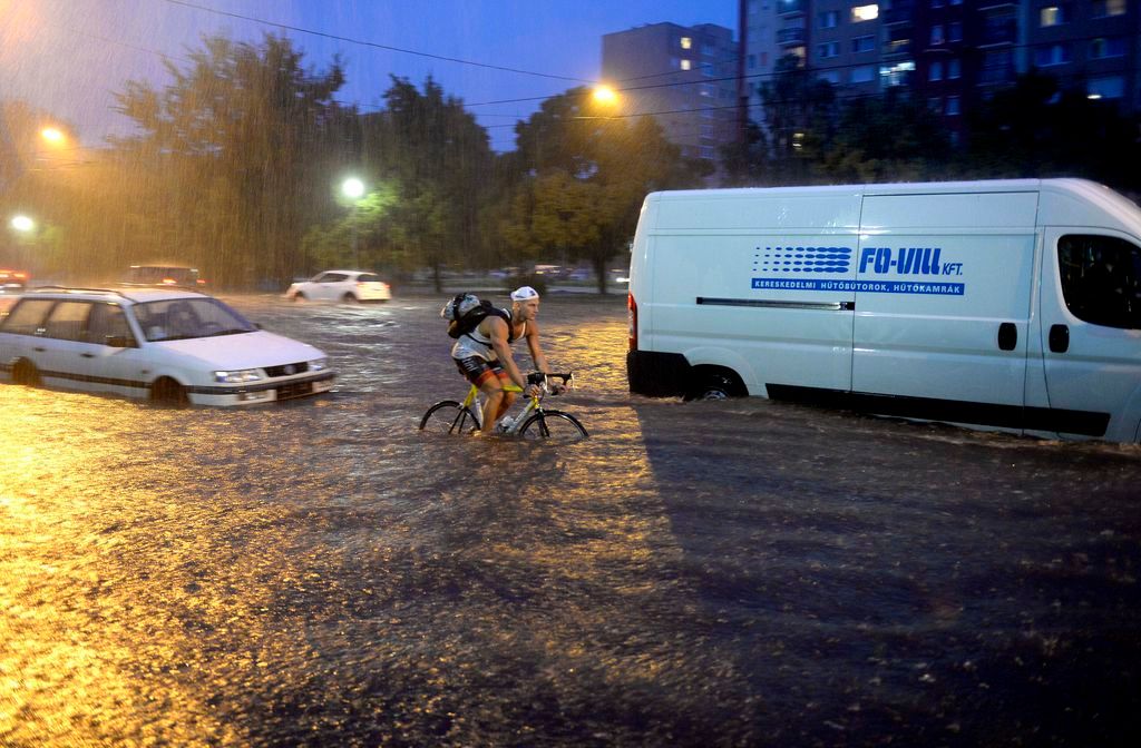 Budapest, 2015. augusztus 17. Egy kerékpáros közlekedik a vízzel elöntött XIII. kerületi Béke térnél 2015. augusztus 17-én. Egy óra alatt több esõ esett a fõváros belsõ részén, mint az augusztusi havi átlag. MTI Fotó: Bruzák Noémi