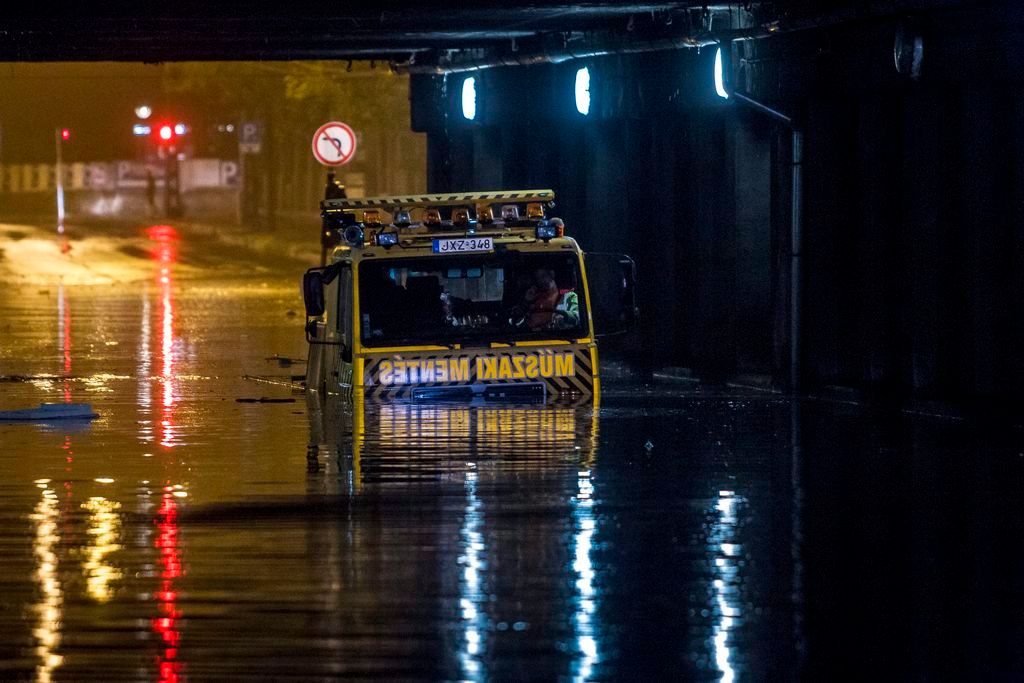 Budapest, 2015. augusztus 17. Vízben elakadt gépjármû Budapesten, a VI. kerületi Dózsa György út - Podmaniczky utca keresztezõdésében a vasúti felüljáró alatt 2015. augusztus 17-én. Egy óra alatt több esõ esett a fõváros belsõ részén, mint az augusztusi havi átlag. MTI Fotó: Szigetváry Zsolt