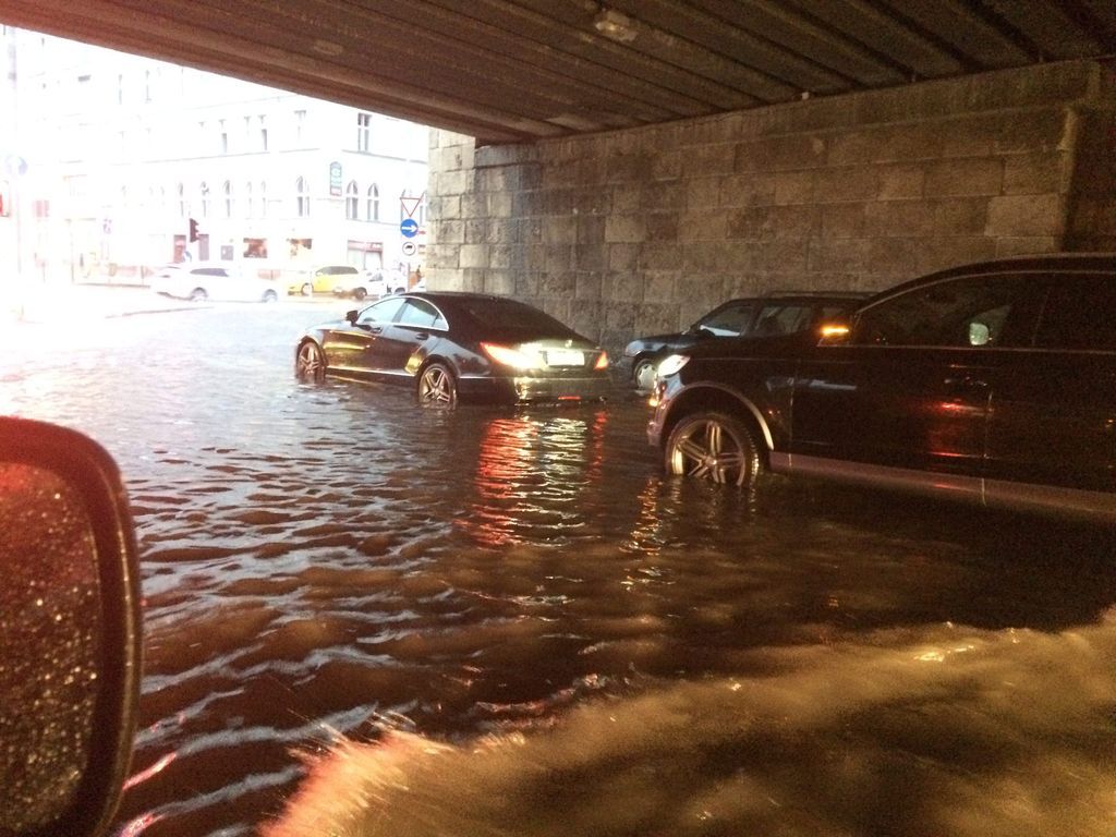 Budapest, 2015. augusztus 17. Autók közlekednek az özönvízszerû esõben a IX. kerületi Boráros térnél, a Petõfi híd alatt 2015. augusztus 17-én. MTI Fotó: Mihádák Zoltán