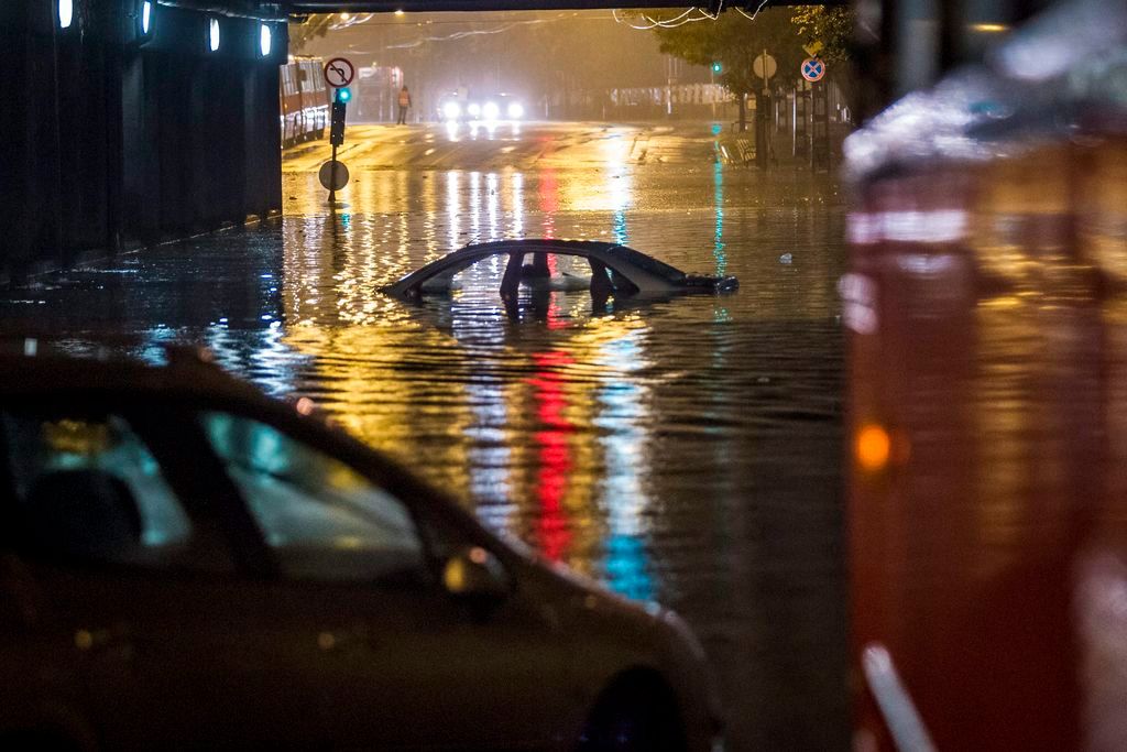 Budapest, 2015. augusztus 17. Vízzel elöntött autó Budapesten, a VI. kerületi Dózsa György út - Podmaniczky utca keresztezõdésében a vasúti felüljáró alatt 2015. augusztus 17-én. Egy óra alatt több esõ esett a fõváros belsõ részén, mint az augusztusi havi átlag. MTI Fotó: Szigetváry Zsolt