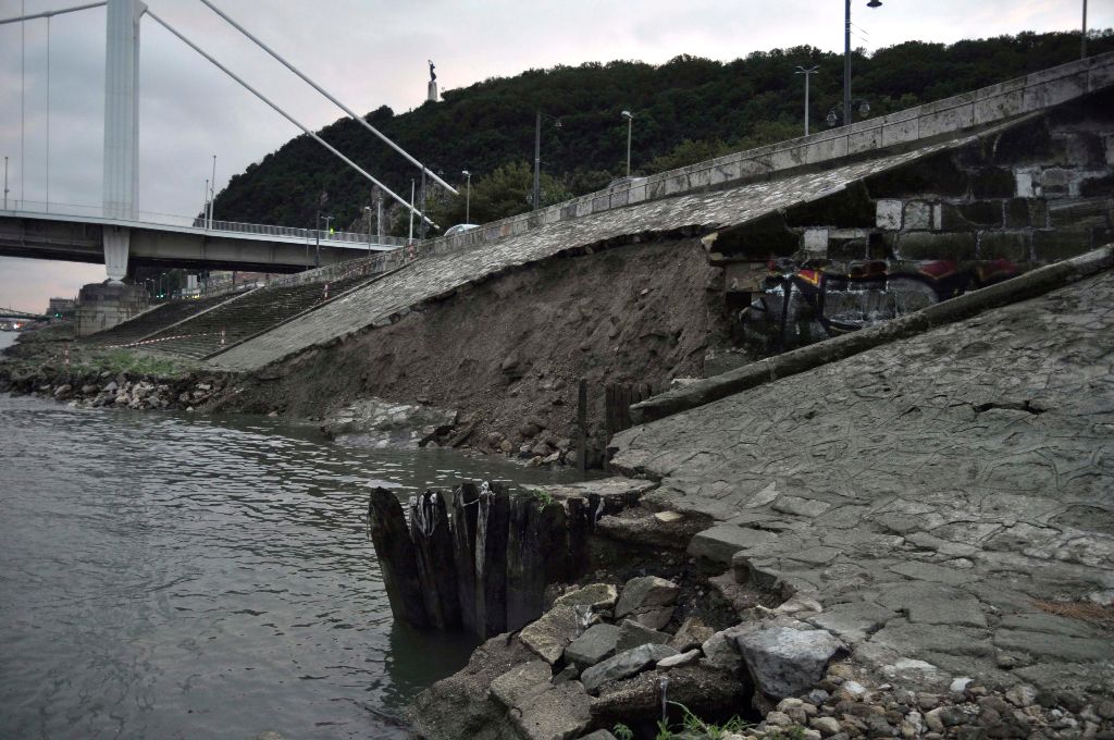 Budapest, 2015. augusztus 18. Az Ördögárok dunai kitorkollása Budapesten, az Erzsébet híd közelében 2015. augusztus 18-án. Az elõzõ nap lezúduló nagy mennyiségû esõ nagyjából 15 méteres szakaszon elmosta a kitorkollást, az alsó rakpartot is tartó, burkolt parti rézsû leszakadt. MTI Fotó: Mihádák Zoltán