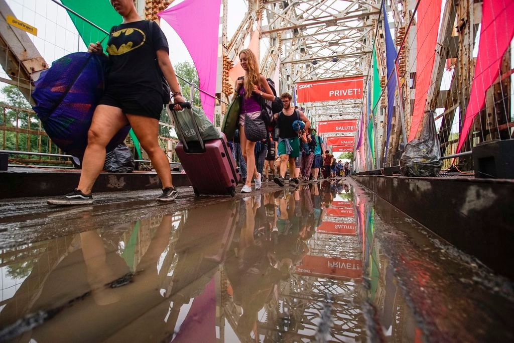 Budapest, 2015. augusztus 17. Fesztiválozók távoznak a budapesti Hajógyári-szigetrõl 2015. augusztus 17-én, miután véget ért a Sziget fesztivál. MTI Fotó: Balogh Zoltán