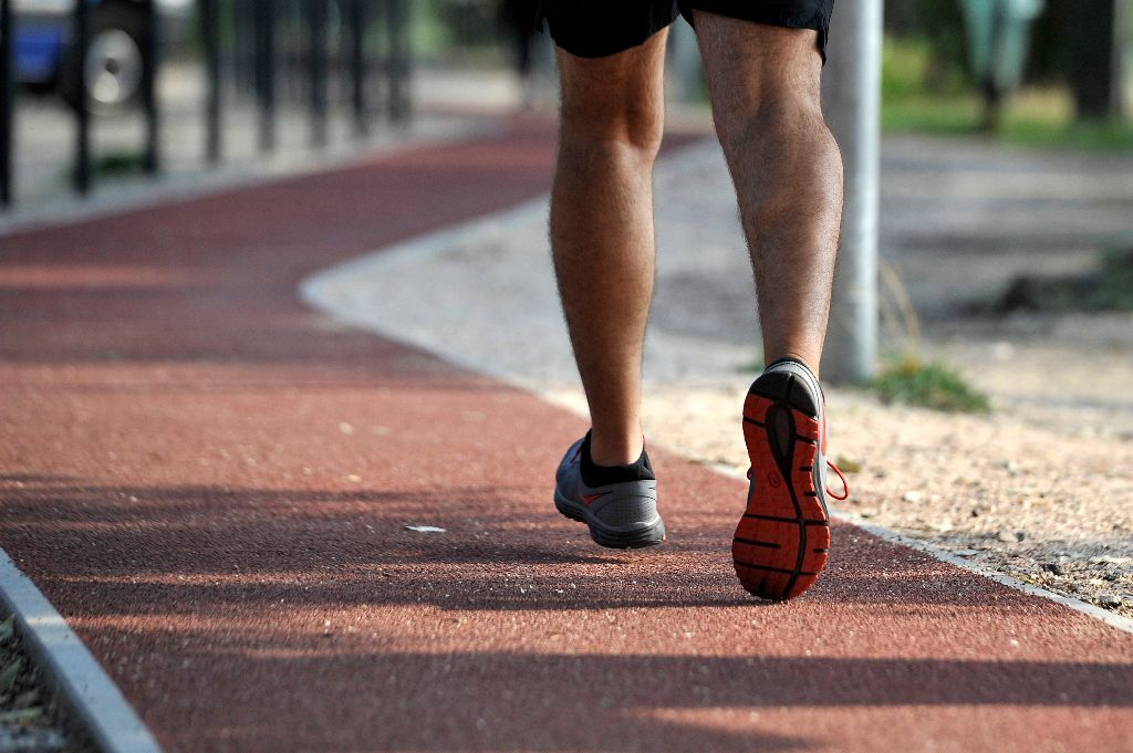 Budapest, 2015. augusztus 27. Egy futó a felújított margitszigeti futókörön 2015. augusztus 27-én. Az 5,3 kilométer hosszú futópályát a 2013-as árvíz erõsen megrongálta, ezért volt szükség a teljes rekonstrukcióra. MTI Fotó: Kovács Tamás