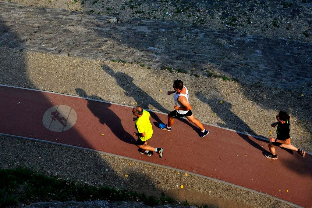 Budapest, 2015. augusztus 27. Futók a felújított margitszigeti futókörön 2015. augusztus 27-én. Az 5,3 kilométer hosszú futópályát a 2013-as árvíz erõsen megrongálta, ezért volt szükség a teljes rekonstrukcióra. MTI Fotó: Kovács Tamás