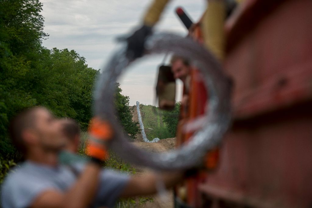 Hercegszántó, 2015. augusztus 25. Katonák a gyorstelepítésû drótakadály telepítésén dolgoznak a magyar-szerb határon, Hercegszántó közelében 2015. augusztus 25-én. MTI Fotó: Sóki Tamás