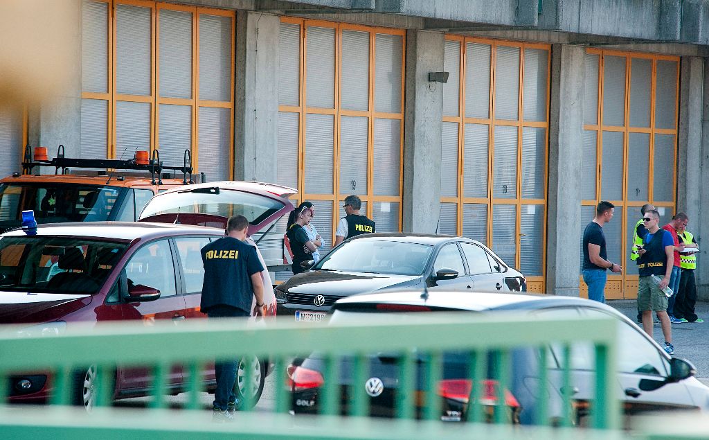 Parndorf, 2015. augusztus 27. Az osztrák autópálya-kezelõ társaság telepének garázsa, ahol az A4-es autópályán sorsára hagyott, halottakkal teli teherautót vizsgálják Parndorf közelében 2015. augusztus 27-én. A magyar rendszámú, korábban hûtõkamionként használt jármûre a Pándorfalu (Parndorf) közelében lévõ autópálya-szakasz leállósávjában találtak rá. A halottak a legnagyobb valószínûség szerint menekültek, számuk legkevesebb húsz, de elérheti az ötvenet is. MTI Fotó: Krizsán Csaba