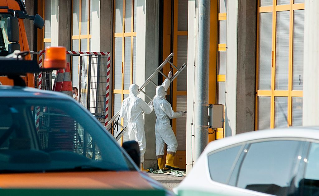 Parndorf, 2015. augusztus 27. Nyomozók védõruhában az osztrák autópálya-kezelõ társaság telepének garázsánál, ahol az A4-es autópályán sorsára hagyott, halottakkal teli teherautót vizsgálják Parndorf közelében 2015. augusztus 27-én. A magyar rendszámú, korábban hûtõkamionként használt jármûre a Pándorfalu (Parndorf) közelében lévõ autópálya-szakasz leállósávjában találtak rá. A halottak a legnagyobb valószínûség szerint menekültek, számuk legkevesebb húsz, de elérheti az ötvenet is. MTI Fotó: Krizsán Csaba