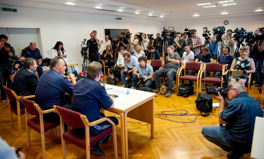 Eisenstadt, 2015. augusztus 27. Hans Peter Doskozil burgenlandi tartományi rendõrparancsnok (k) sajtótájékoztatót tart az osztrák A4-es autópályán sorsára hagyott teherautóban talált halottakkal kapcsolatban Eisenstadtban 2015. augusztus 27-én. A magyar rendszámú, korábban hûtõkamionként használt jármûre a Pándorfalu (Parndorf) közelében lévõ autópálya-szakasz leállósávjában találtak rá. A halottak a legnagyobb valószínûség szerint menekültek, számuk legkevesebb húsz, de elérheti az ötvenet is. MTI Fotó: Krizsán Csaba