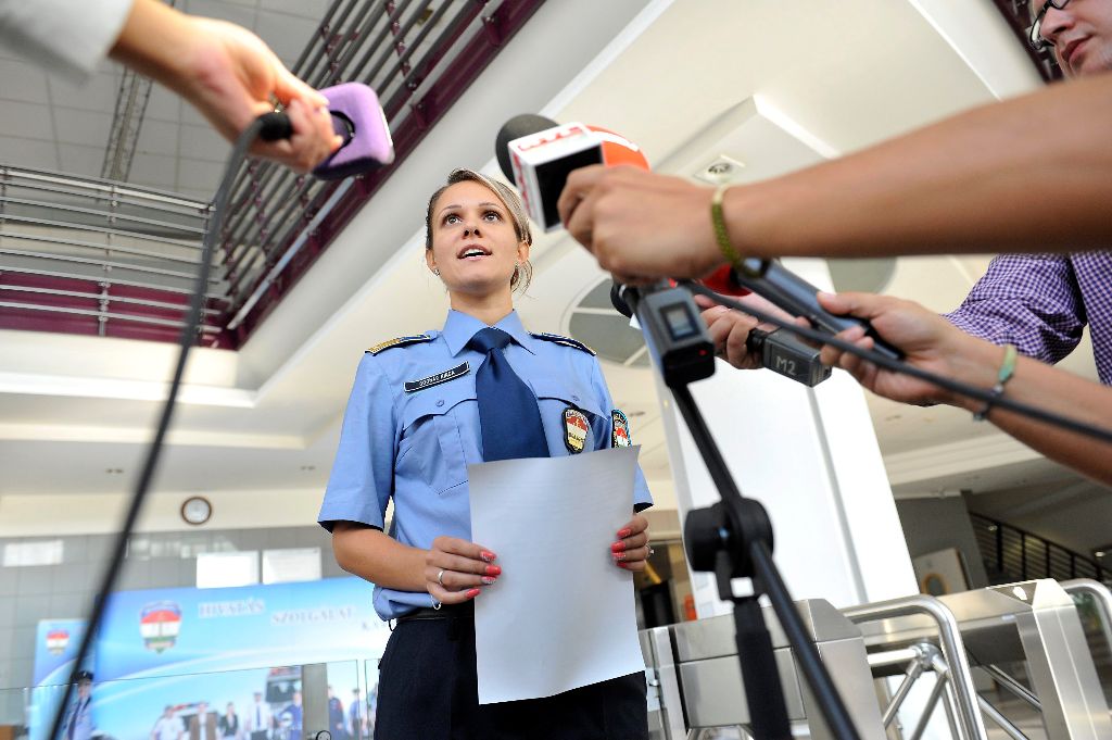 Budapest, 2015. augusztus 27. Fügedi-Bognár Kinga rendõr õrnagy, az Országos Rendõr-fõkapitányság (ORFK) kommunikációs szolgálatának ügyeletvezetõje tájékoztatót tart az ORFK Teve utcai székházában 2015. augusztus 27-én. A tájékoztatón elhangzott, hogy a magyar rendõrség segíti az osztrák hatóságok nyomozását az A4-es autópályán, Ausztriában megtalált teherautó ügyében, amelyben holttesteket találtak. MTI Fotó: Kovács Tamás