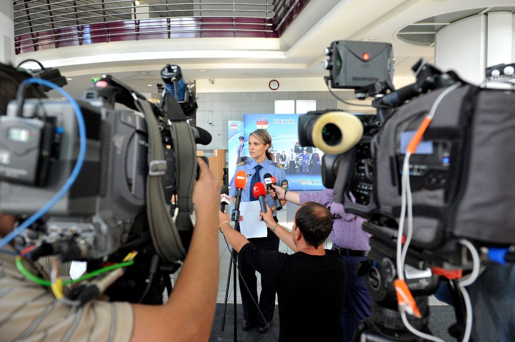Budapest, 2015. augusztus 27. Fügedi-Bognár Kinga rendõr õrnagy, az Országos Rendõr-fõkapitányság (ORFK) kommunikációs szolgálatának ügyeletvezetõje tájékoztatót tart az ORFK Teve utcai székházában 2015. augusztus 27-én. A tájékoztatón elhangzott, hogy a magyar rendõrség segíti az osztrák hatóságok nyomozását az A4-es autópályán, Ausztriában megtalált teherautó ügyében, amelyben holttesteket találtak. MTI Fotó: Kovács Tamás