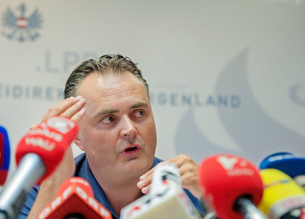 Eisenstadt, 2015. augusztus 27. Hans Peter Doskozil burgenlandi tartományi rendõrparancsnok sajtótájékoztatót tart az osztrák A4-es autópályán sorsára hagyott teherautóban talált halottakkal kapcsolatban Eisenstadtban 2015. augusztus 27-én. A magyar rendszámú, korábban hûtõkamionként használt jármûre a Pándorfalu (Parndorf) közelében lévõ autópálya-szakasz leállósávjában találtak rá. A halottak a legnagyobb valószínûség szerint menekültek, számuk legkevesebb húsz, de elérheti az ötvenet is. MTI Fotó: Krizsán Csaba