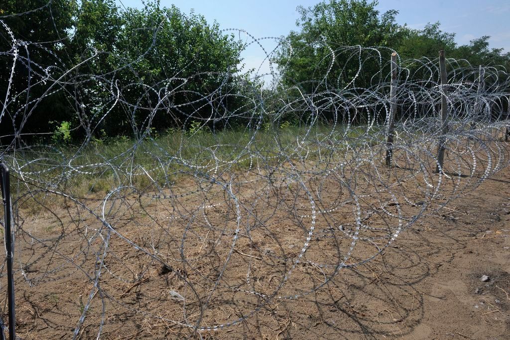 Mórahalom, 2015. augusztus 3. NATO-drótból épült kerítés az ideiglenes biztonsági határzár mintaszakaszán, a magyar-szerb határon Mórahalom térségében 2015. augusztus 3-án. MTI Fotó: Kelemen Zoltán Gergely