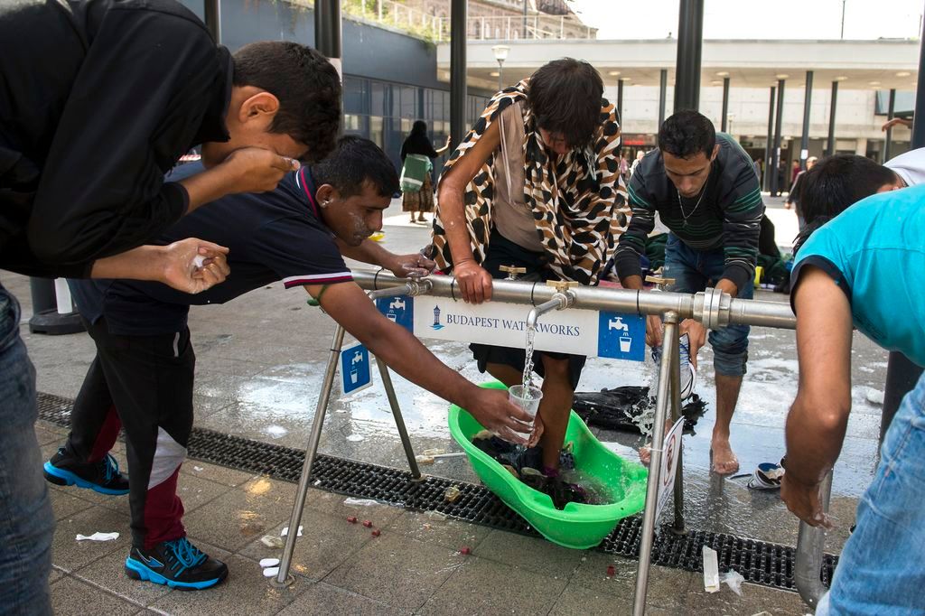 Budapest, 2015. augusztus 21. Illegális bevándorlók mosakodnak a tranzitzónában a budapesti Keleti pályaudvarnál 2015. augusztus 21-én. Az elmúlt napokban a korábbinál több migráns gyûlt össze a pályaudvar környékén. MTI Fotó: Koszticsák Szilárd