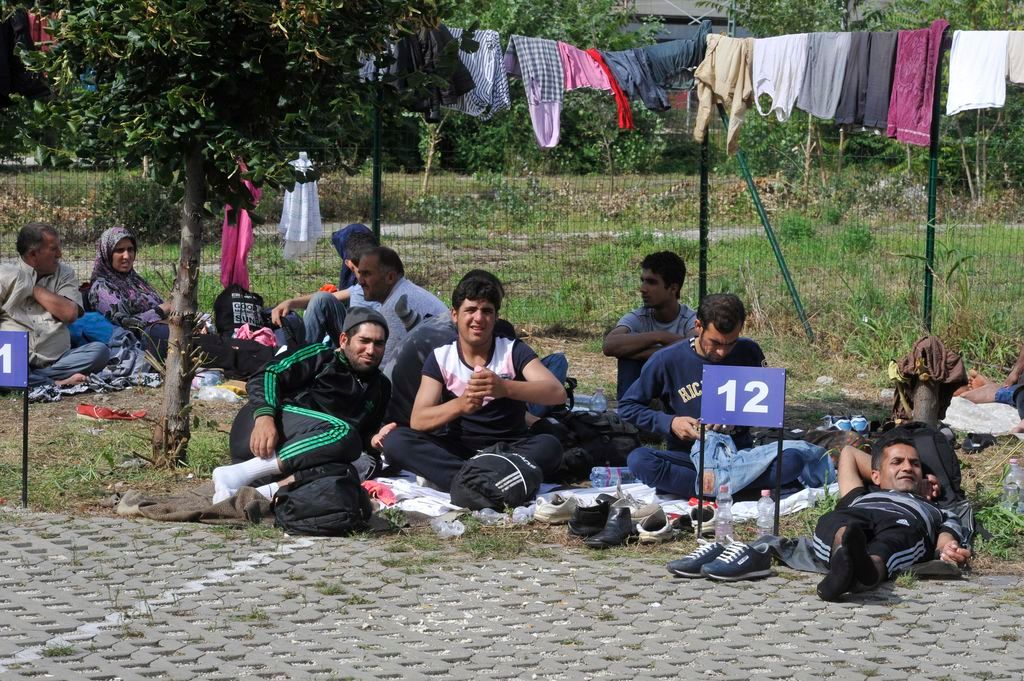 Budapest, 2015. augusztus 21. Illegális bevándorlók a budapesti Nyugati pályaudvarnál lévõ tranzitzónában 2015. augusztus 21-én. Az elmúlt napokban a korábbinál több migráns gyûlt össze a pályaudvarnál. MTI Fotó: Kovács Attila