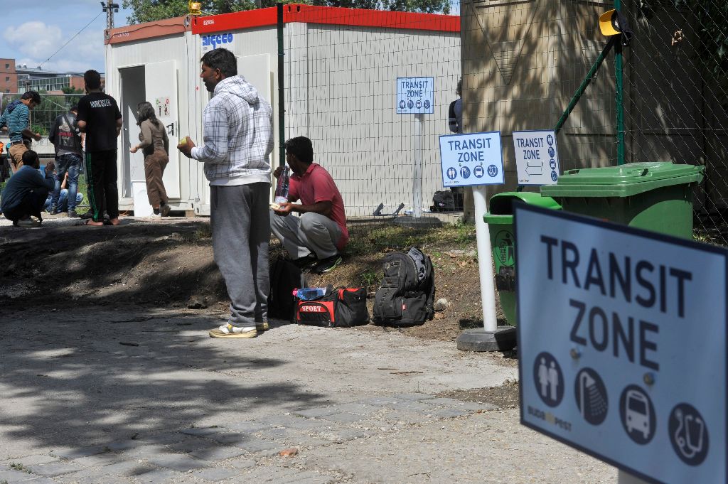 Budapest, 2015. augusztus 21. Illegális bevándorlók a budapesti Nyugati pályaudvarnál lévõ tranzitzónában 2015. augusztus 21-én. Az elmúlt napokban a korábbinál több migráns gyûlt össze a pályaudvarnál. MTI Fotó: Kovács Attila
