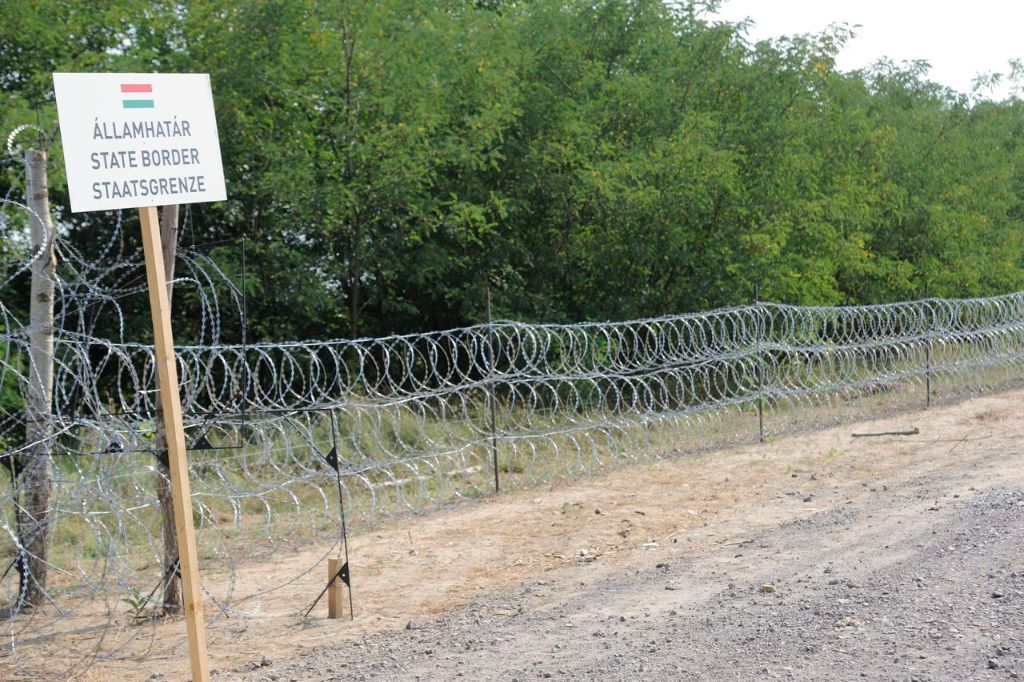 Mórahalom, 2015. augusztus 5. Gyors telepítésû drótakadály a magyar-szerb határon, Mórahalom közelében 2015. augusztus 5-én. MTI Fotó: Kelemen Zoltán Gergely