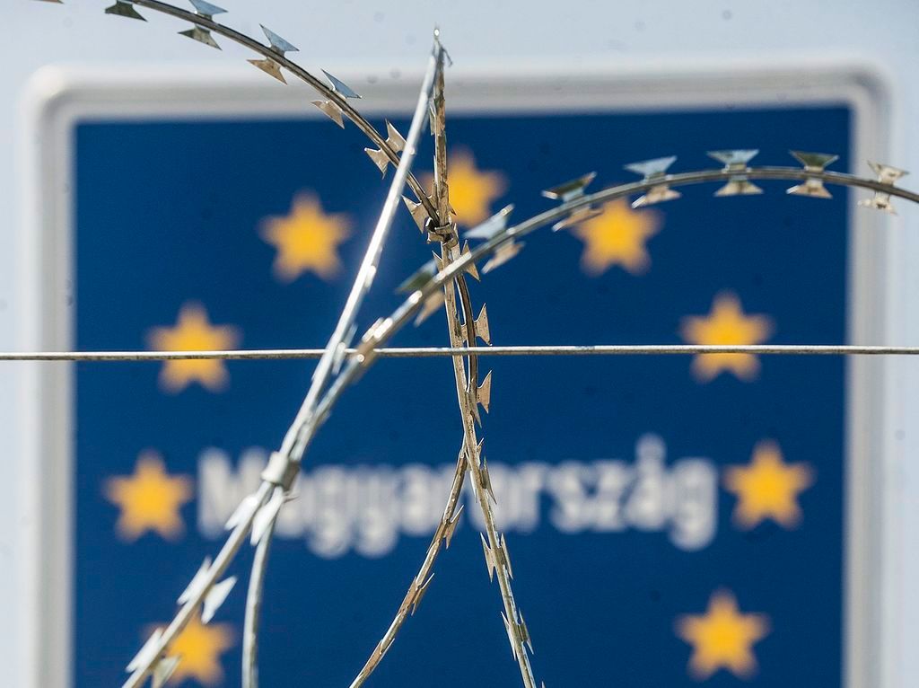 Ásotthalom, 2015. augusztus 7. Az éjszaka megrongált és már helyreállított határzár Ásotthalom térségében 2015. augusztus 7-én. Migránsok vágták át a magyar-szerb határon épülõ kerítést, tizennyolcan próbálták meg így átlépni az államhatárt, a rendõrség mindannyiukat elfogta. A Fidesz-frakció törvényjavaslatot nyújt be, hogy az Országgyûlés nyilvánítsa bûncselekménnyé a határzár megrongálását - közölte a nagyobbik kormánypárt frakcióvezetõje az MTI-vel. MTI Fotó: Ujvári Sándor