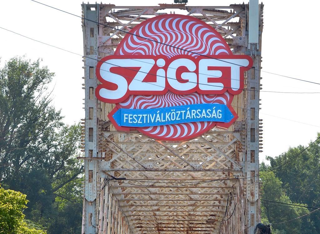 Budapest, 2015. augusztus 7. Érkeznek a látogatók a Sziget fesztiválra 2015. augusztus 7-én. A Sziget fesztivál idén augusztus 10-én indul a mínusz egyedik nappal és augusztus 17-án zárul. MTI Fotó: Máthé Zoltán