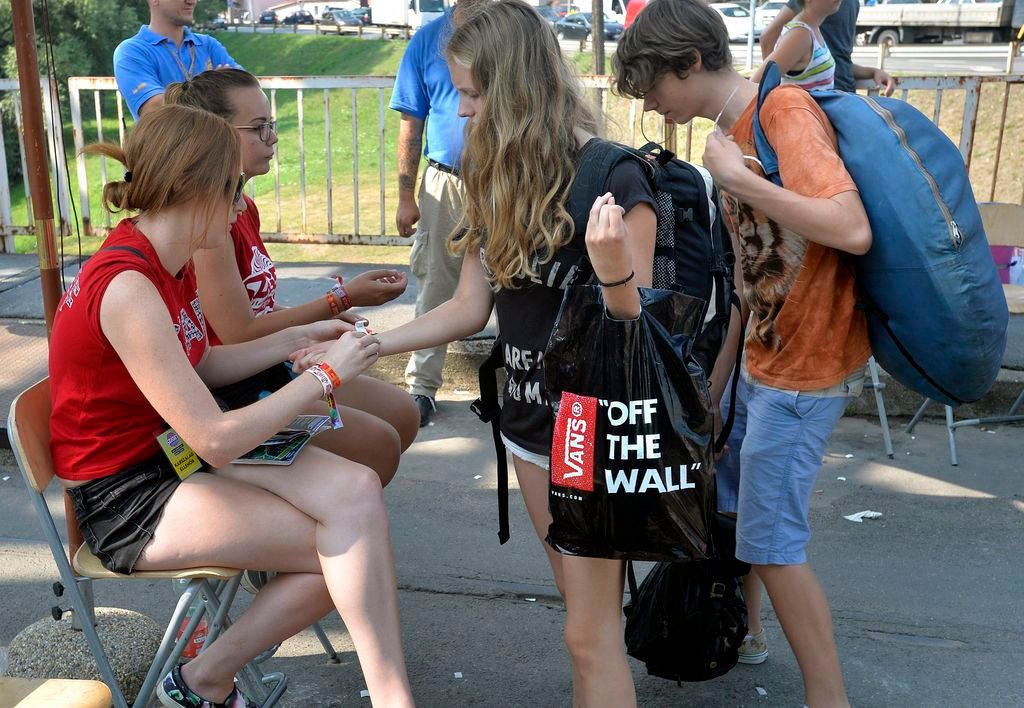 Budapest, 2015. augusztus 7. Rendezõk ellenõrzik a Sziget fesztiválra érkezõk karszalagjait 2015. augusztus 7-én. A Sziget fesztivál idén augusztus 10-én indul a mínusz egyedik nappal és augusztus 17-án zárul. MTI Fotó: Máthé Zoltán
