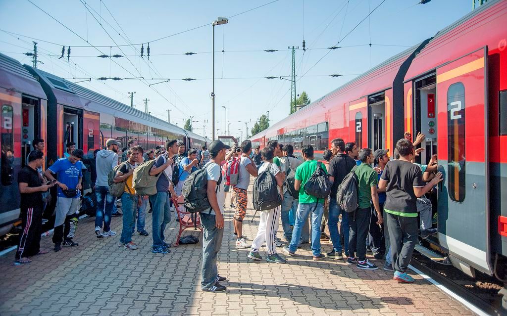 Hegyeshalom, 2015. augusztus 31. Migránsok és utasok 2015. augusztus 31-én a hegyeshalmi vasútállomáson, ahol a Budapestrõl induló, Münchenbe tartó Railjet gyorsvonatok csak többórás késéssel indulhattak tovább. A fõvárosban felengedik a nemzetközi járatokra azokat a migránsokat, akik érvényes okmányokkal és jeggyel rendelkeznek. MTI Fotó: Krizsán Csaba